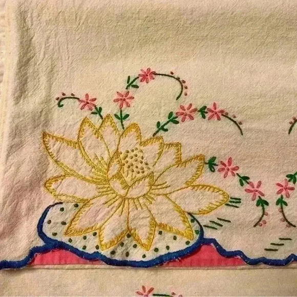 Set of 2 vintage handmade embroidered flour sack pillowcases lotus flower - Picture 10 of 12